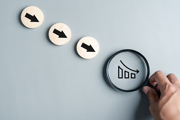Succession of arrow pointing down to a magniying glass examine a downward trending bar chart